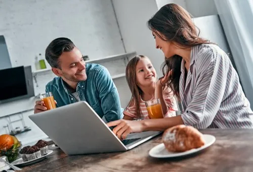 Happy family shopping online | Carpeteria