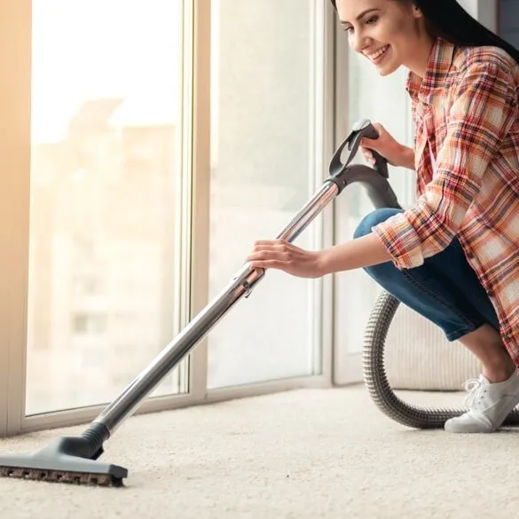 woman-clean-carpet | Carpeteria